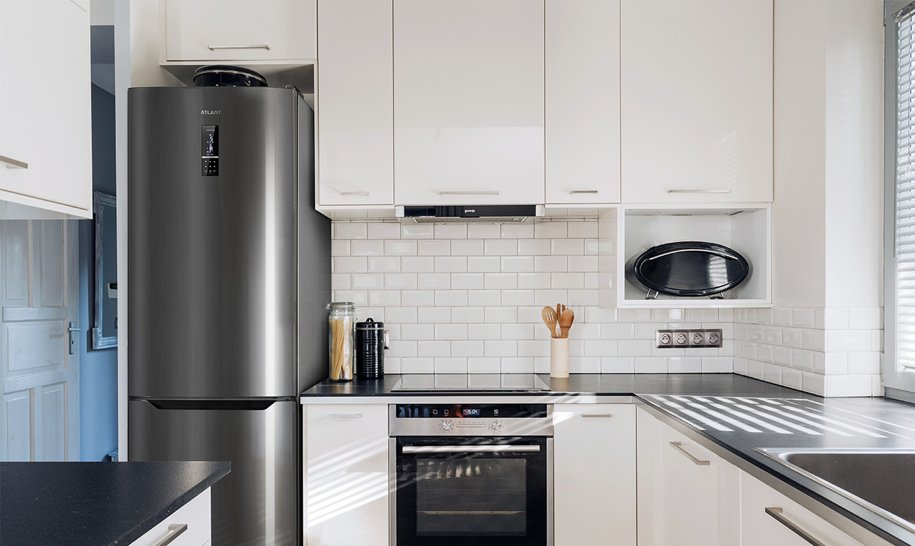 Черные холодильники в интерьерах кухонь (57 фото)
